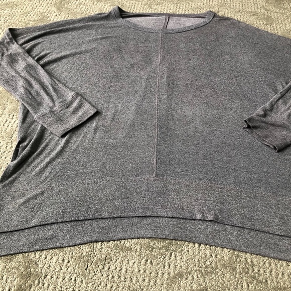 EUC Women’s Francesca’s Collections Oversized Long Sleeve Top size Medium - Picture 8 of 8